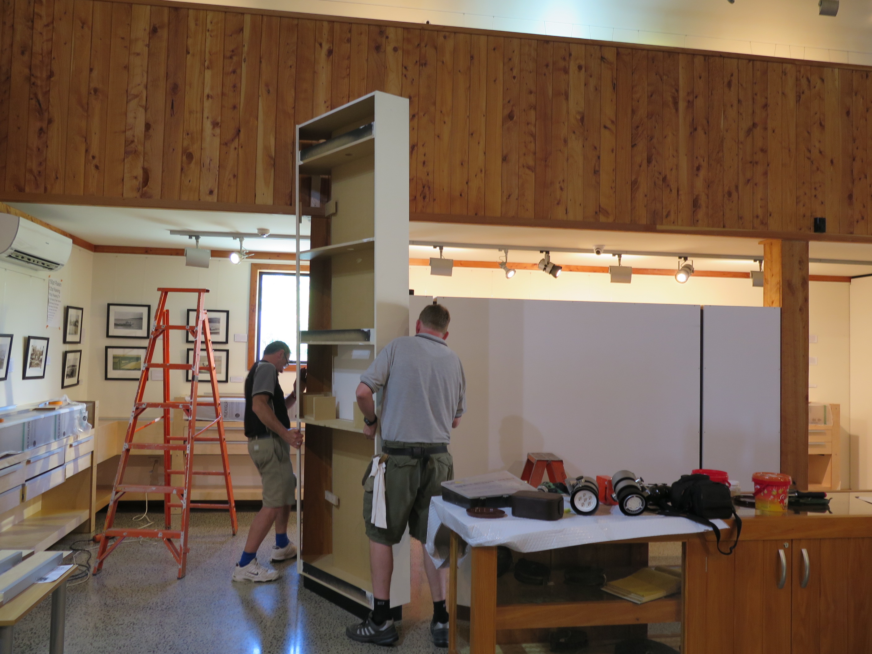 Brian and Geoff from Anderson Design manouvre the entrance sign into place